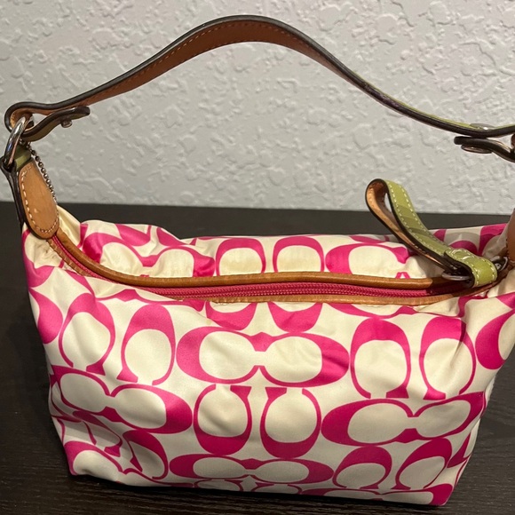 Coach mini. - Picture 2 of 11